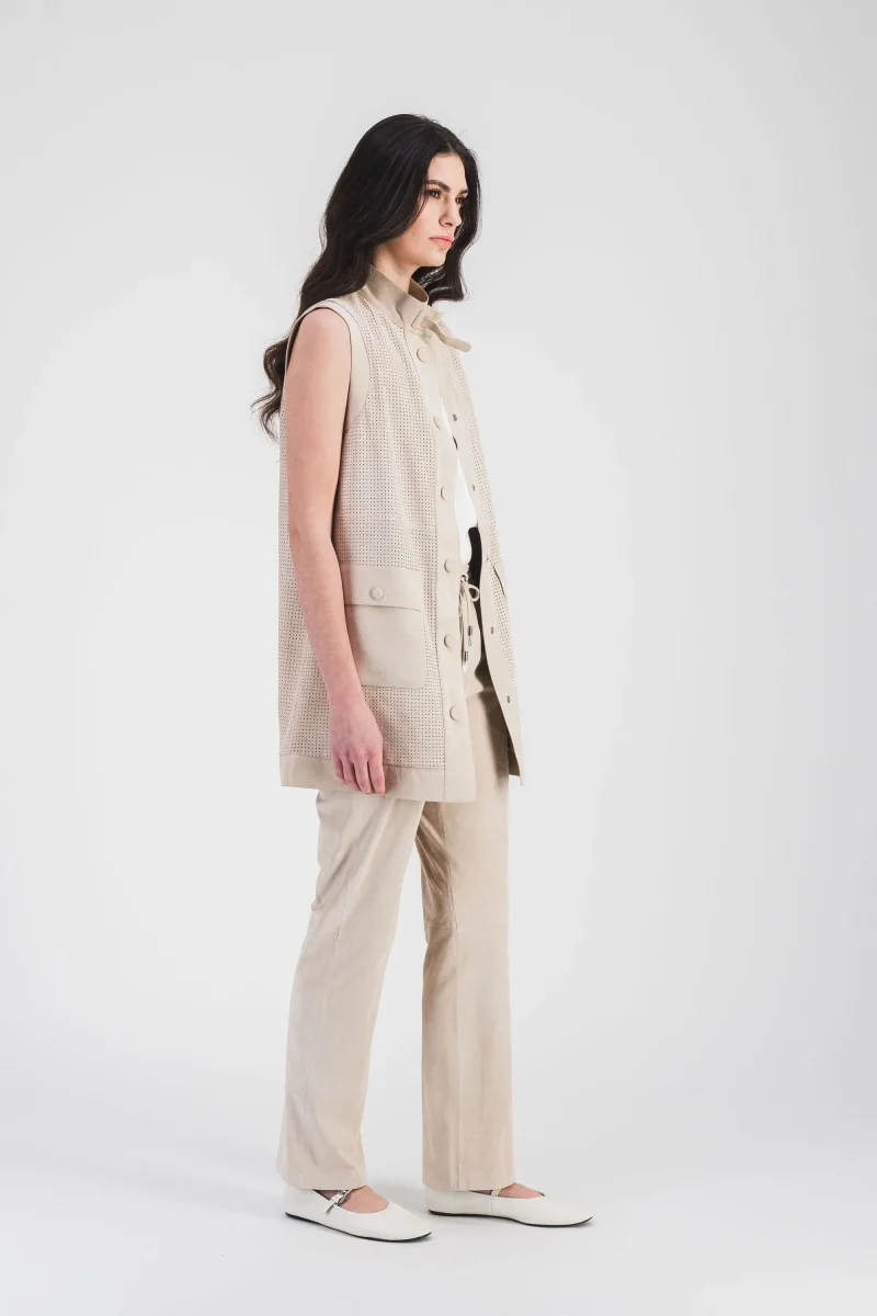 Veste sans manche en daim perforé beige clair – Image 4