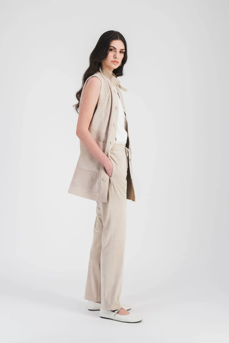 Veste sans manche en daim perforé beige clair – Image 3