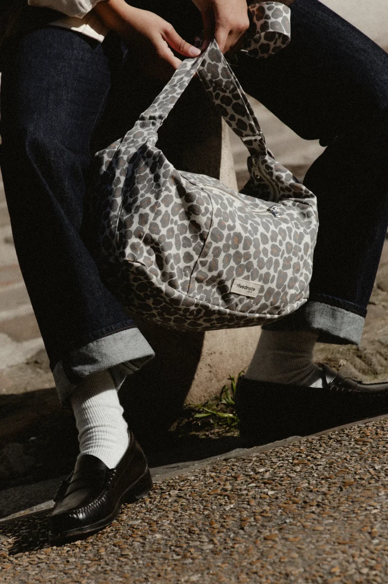 Charlot le sac Crossbody - Polycoton recyclé Léopard Gris – Image 4