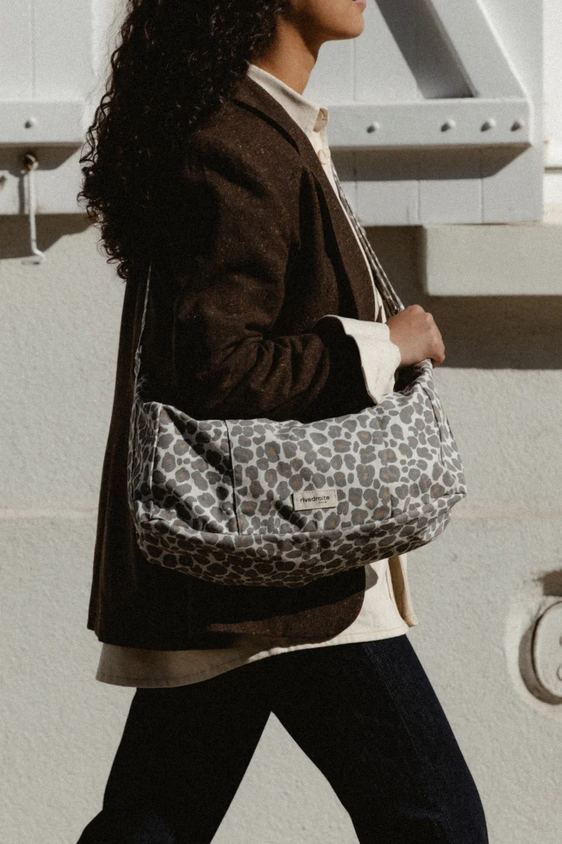 Charlot le sac Crossbody - Polycoton recyclé Léopard Gris – Image 5