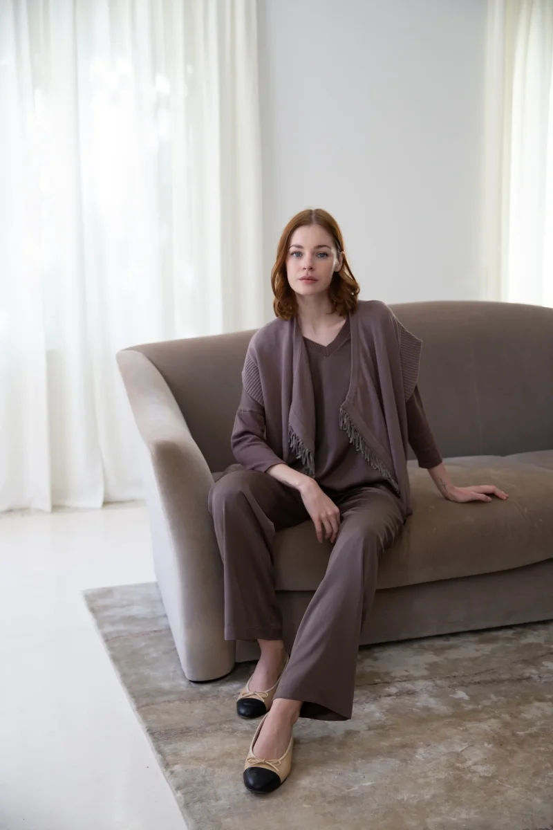 Pantalon droit en soie taupe moyen – Image 3