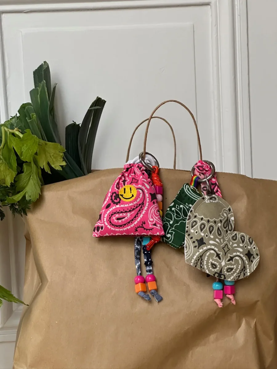 Sachet de Lavande Brodé à la main - HAPPY FACE - Fuchsia / Bordeaux – Image 4