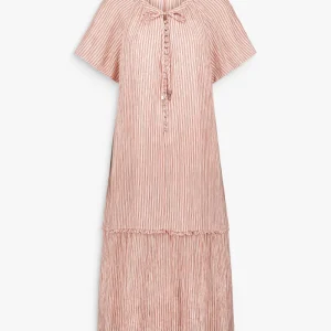 Robe longue rose à rayures texturées