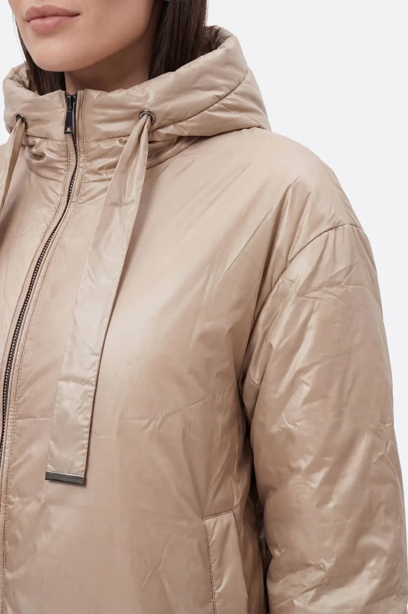 Doudoune beige satinée et matelassée à capuche et liens ajustables – Image 3