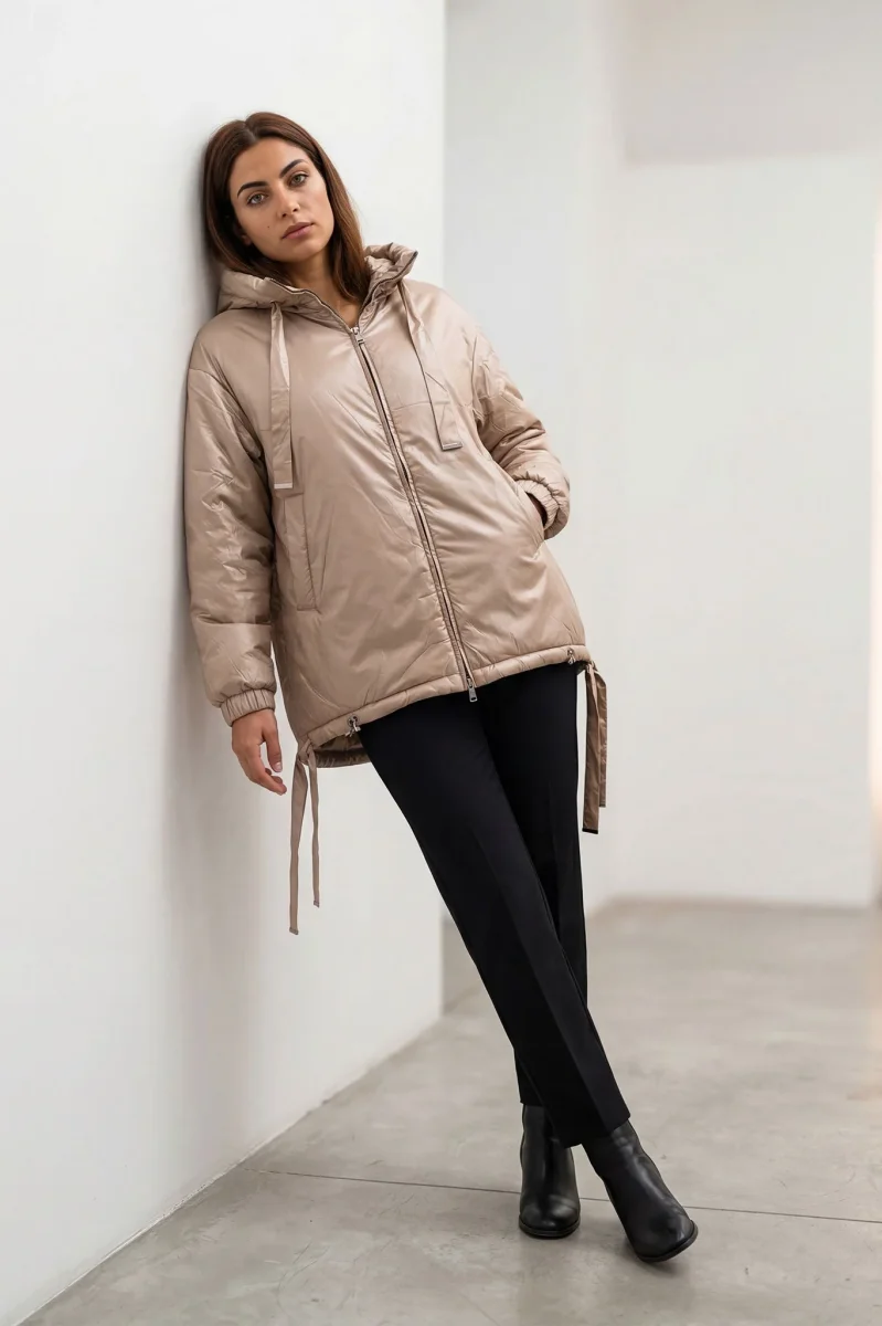Doudoune beige satinée et matelassée à capuche et liens ajustables – Image 6