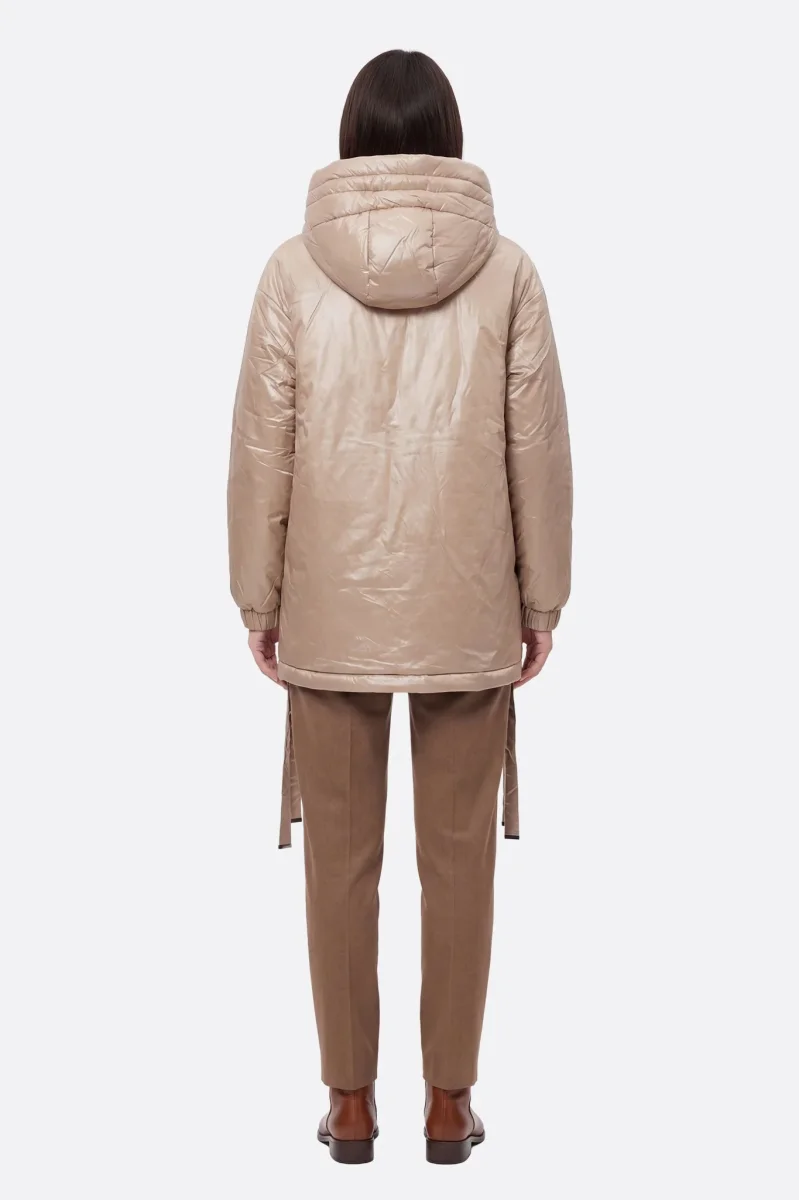 Doudoune beige satinée et matelassée à capuche et liens ajustables – Image 5