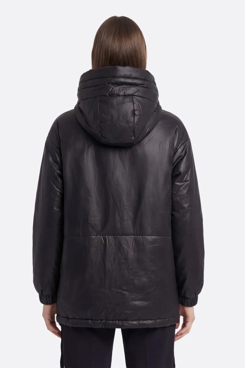 Doudoune noire matelassée à capuche et liens ajustables – Image 4