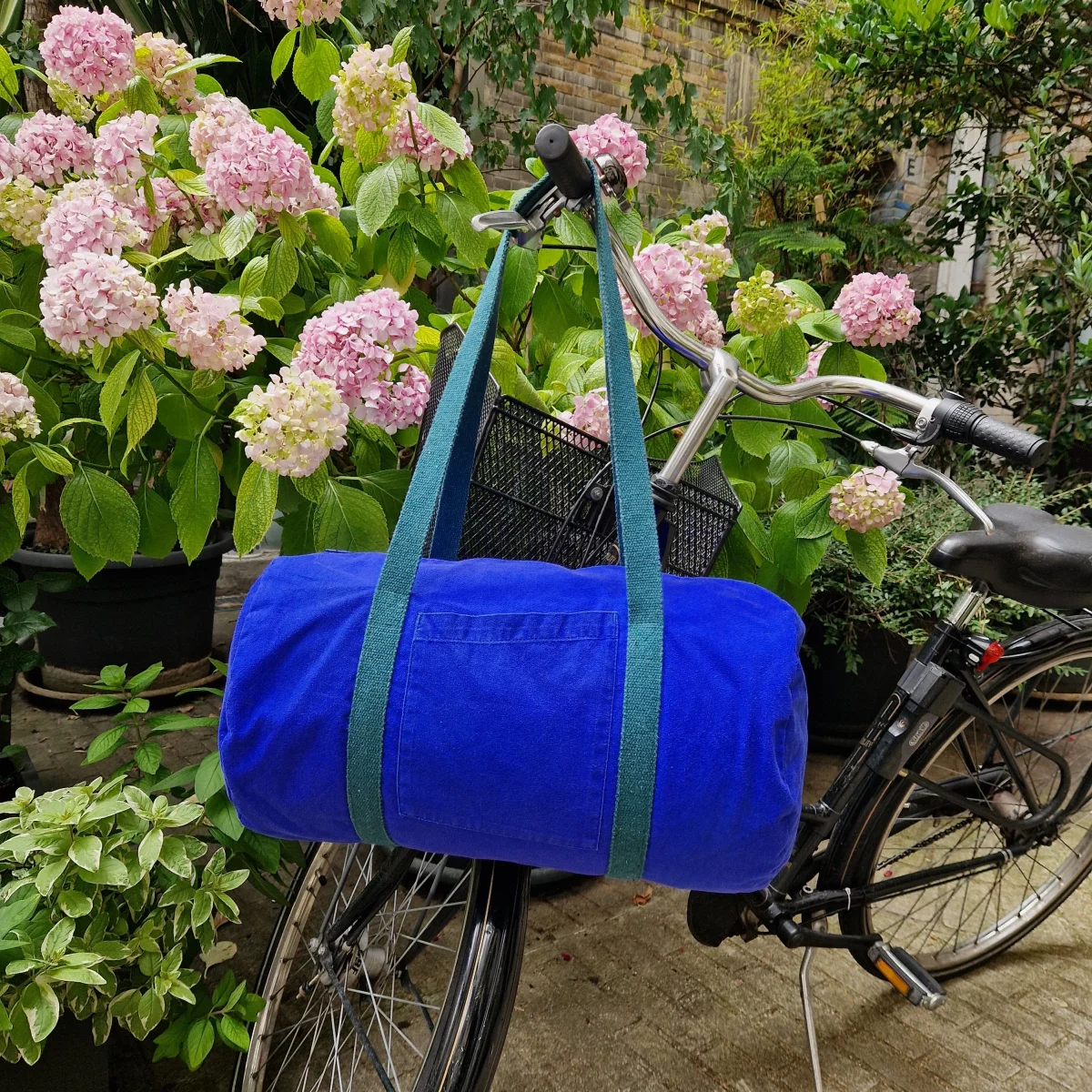 Grand Sac Bowling Bleu & Vert Sapin, doublure à fleurs bleues – Image 4
