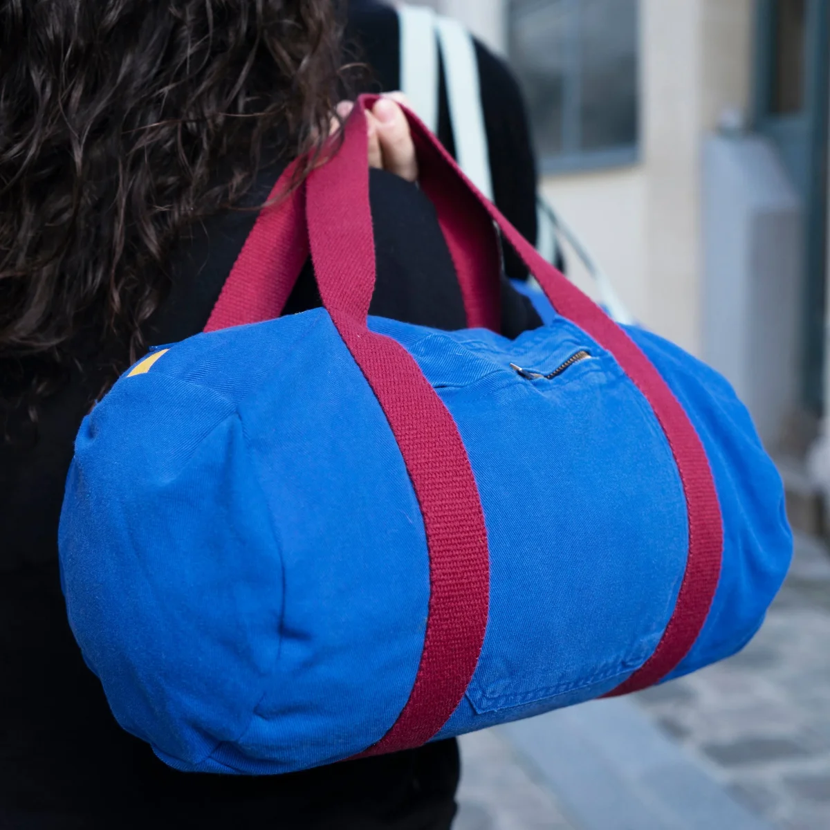 Sac Mini Bowling Bleu & Bordeaux, doublure unie jaune – Image 2