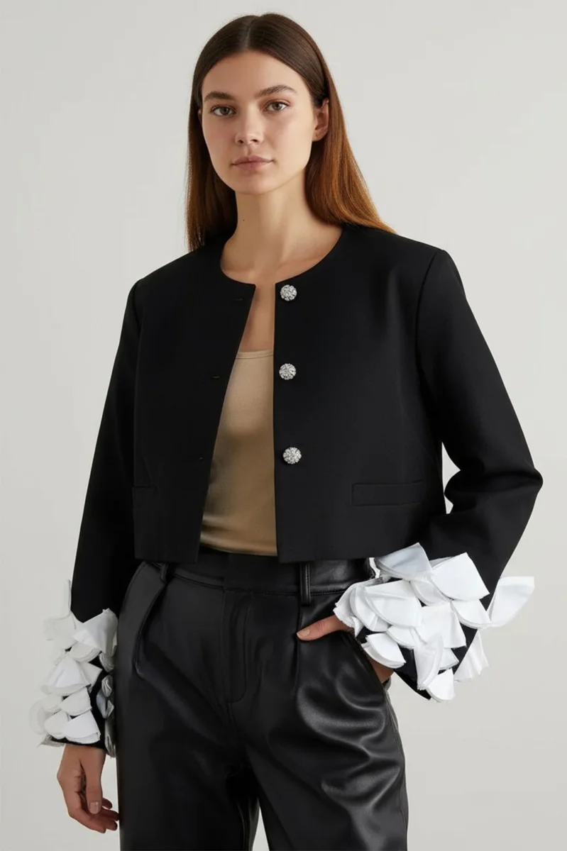 Veste noire à manches pétales et plumes blanches – Image 7