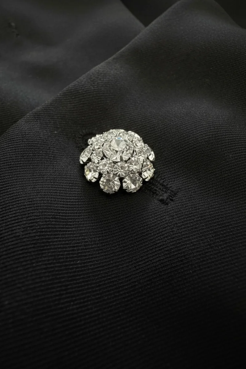 Veste noire à manches pétales et plumes blanches – Image 5