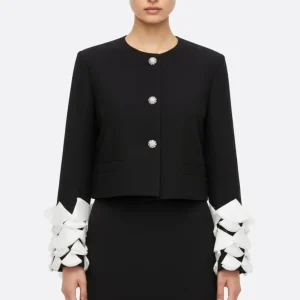 Veste noire à manches pétales et plumes blanches