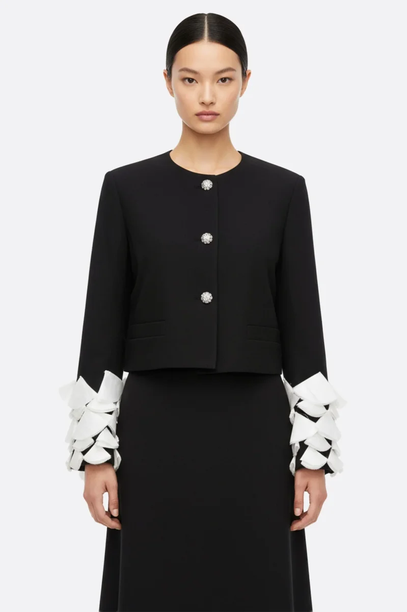 Veste noire à manches pétales et plumes blanches – Image 2