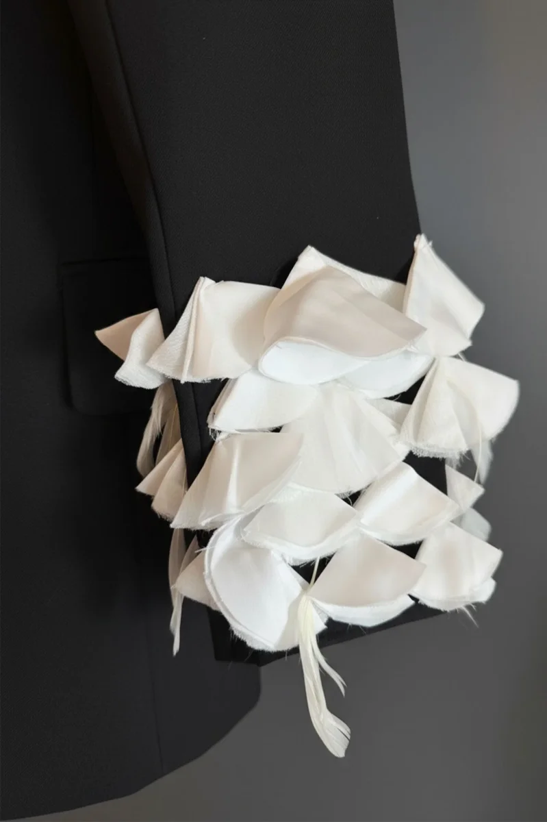Veste noire à manches pétales et plumes blanches – Image 4