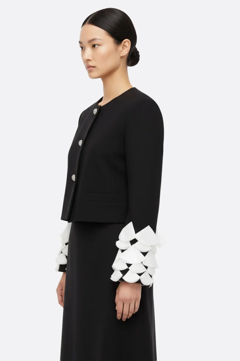 Veste noire à manches pétales et plumes blanches – Image 3