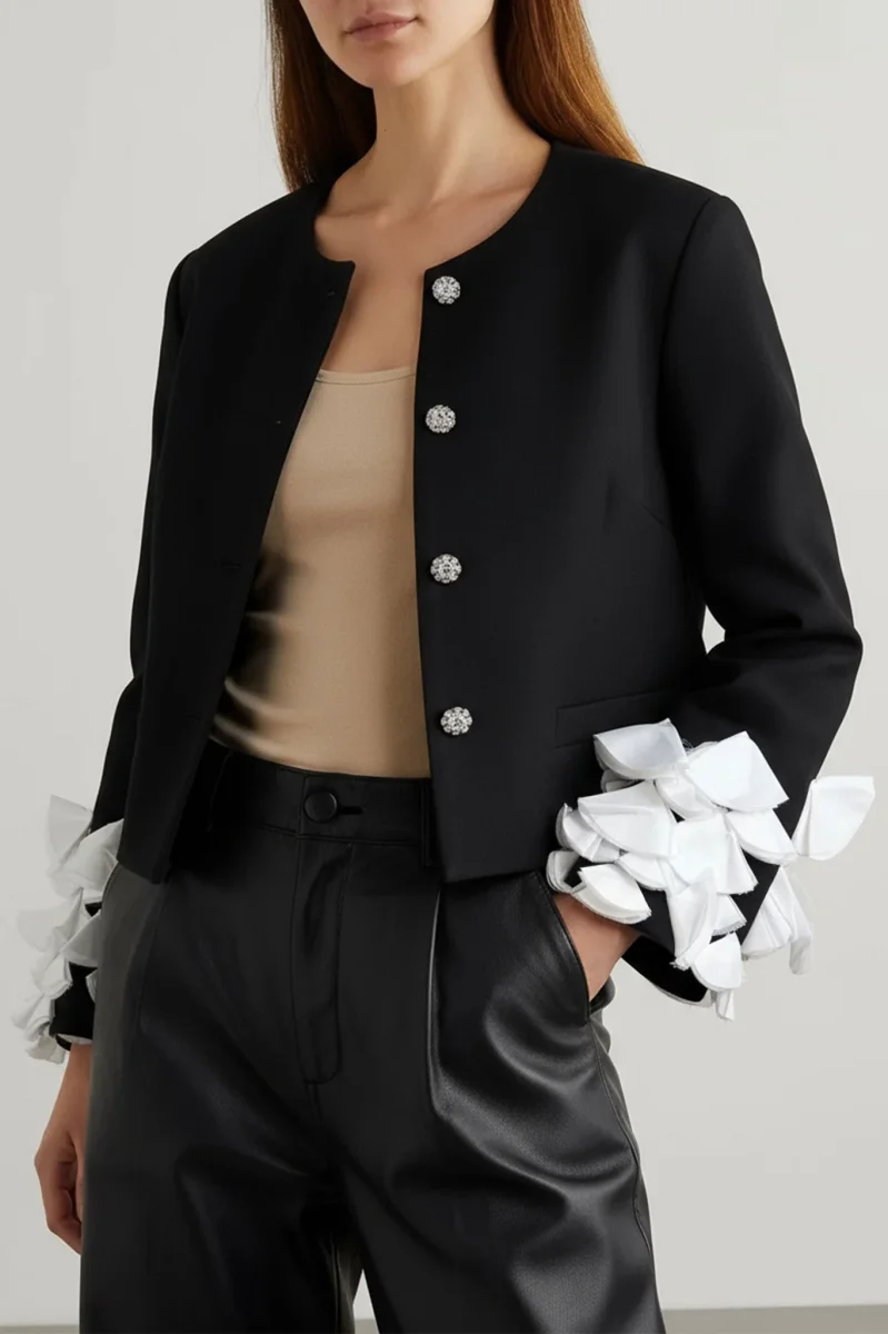 Veste noire à manches pétales et plumes blanches – Image 6
